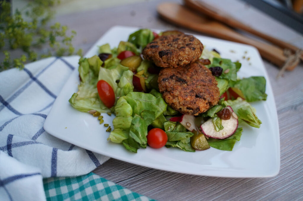 Couscous Patties auf sommerlichem Salatbett