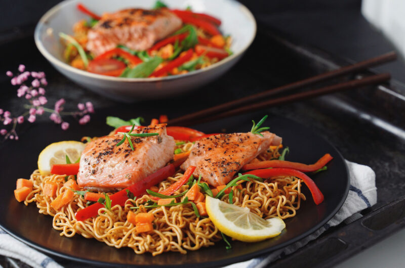 Gebratene Mie-Nudeln mit Lachsfilet und scharf gewürztem Gemüse