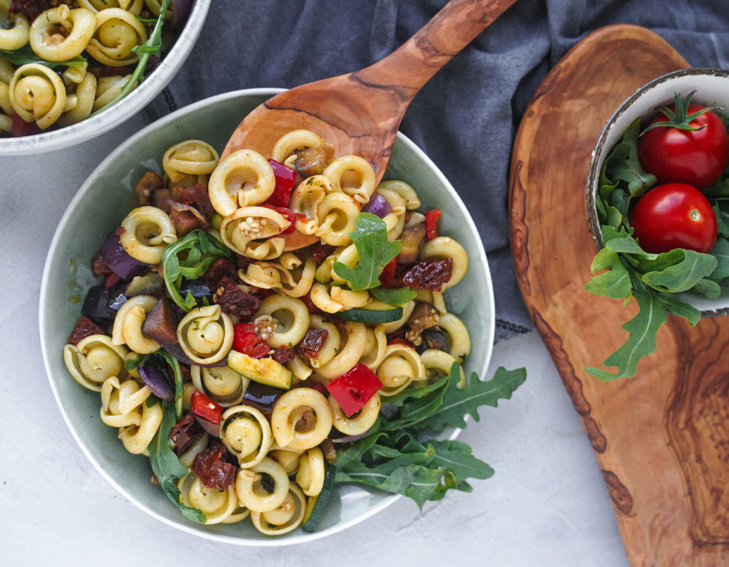 sommerlicher Grillsalat mit knackigem Gemüse und grünem Pesto