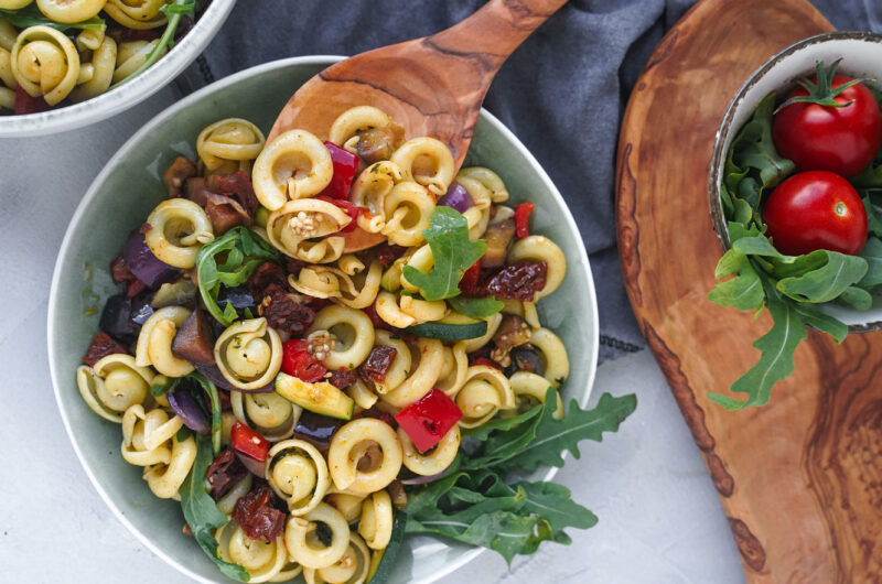 sommerlicher Grillsalat mit knackigem Gemüse und grünem Pesto